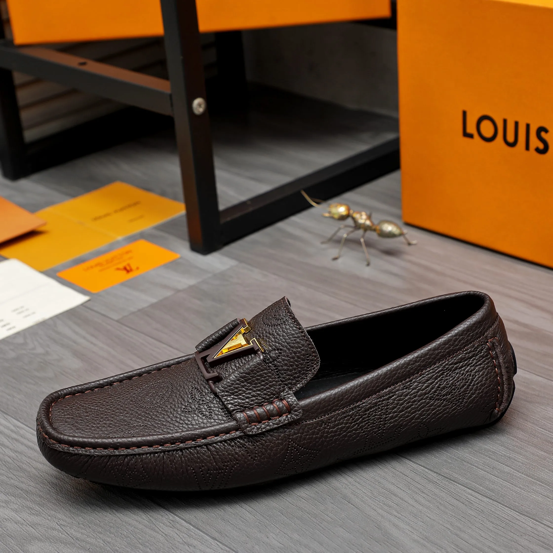 Men's shoes 💰400 Product trademark: LV "Louis Vuitton" business slip-on leather shoes Regular size: 38-45 (45 is custom-made and non-returnable) Product materials: Selected high-quality cowhide embossed upper, pigskin lining, rubber outsole